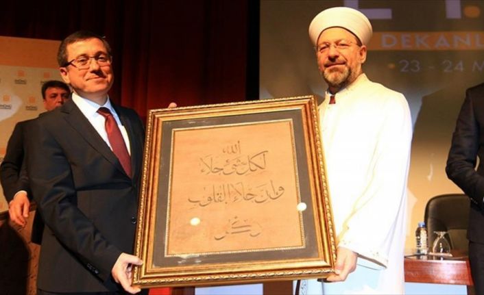 Diyanet İşleri Başkanı Erbaş, "İletişim araçlarının hayatı kuşattığı ve dahası