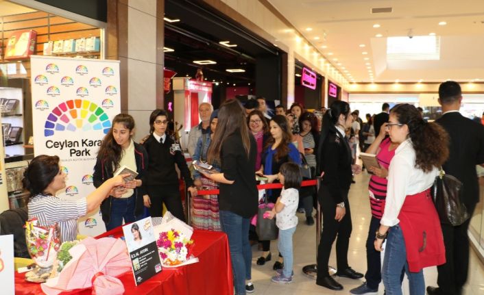 Diyarbakır’da düzenlenen imza gününe katılan ünlü oyuncu ve yazar İclal