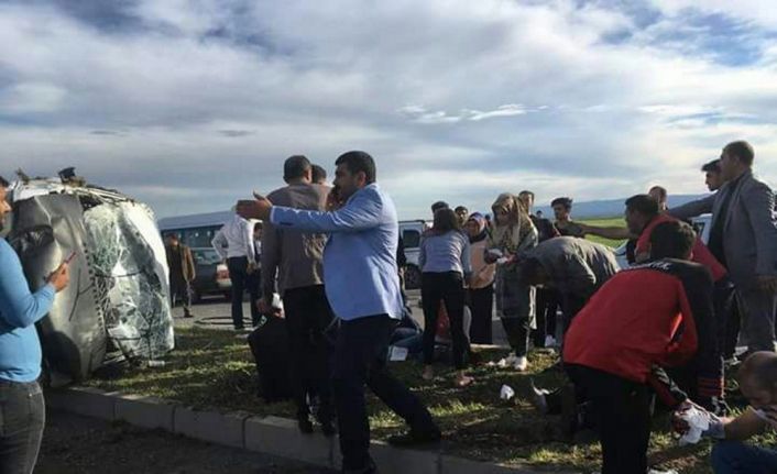 Diyarbakır’da Açıköğretim sınavına giren öğrencileri taşıyan yolcu minibüsü, sürücünün direksiyon