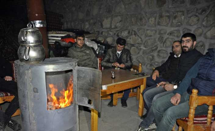 Diyarbakır’ın Eğil ilçesinde Dicle Barajı’nın kapaklarından birinin kopmasının ardından nehir
