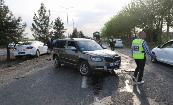 Diyarbakır’da 3 aracın karıştığı zincirleme trafik kazasında 1’i ağır 7