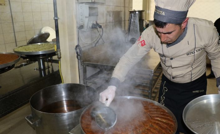 Diyarbakırlı kadayıfçılar, özellikle bayramların vazgeçilmez tatlısı burma kadayıf konusunda iddialı.