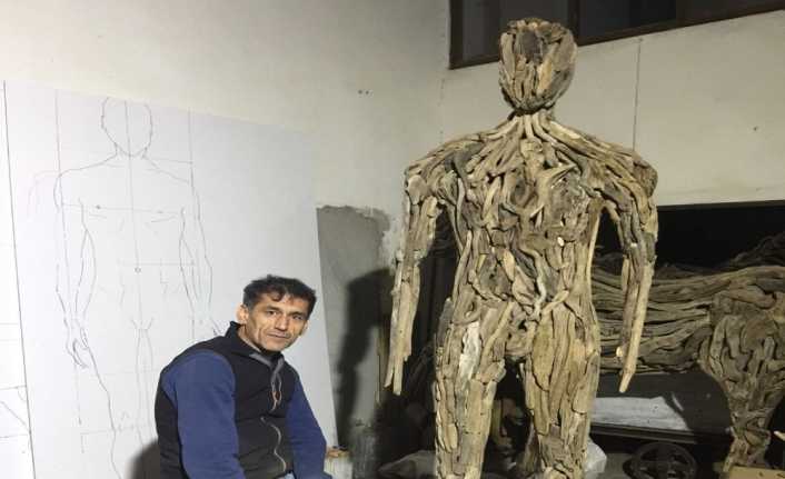 Burdurlu geri dönüşüm sanatçısı Durul Bakan, doğada ömrünü tamamlamış ağaç