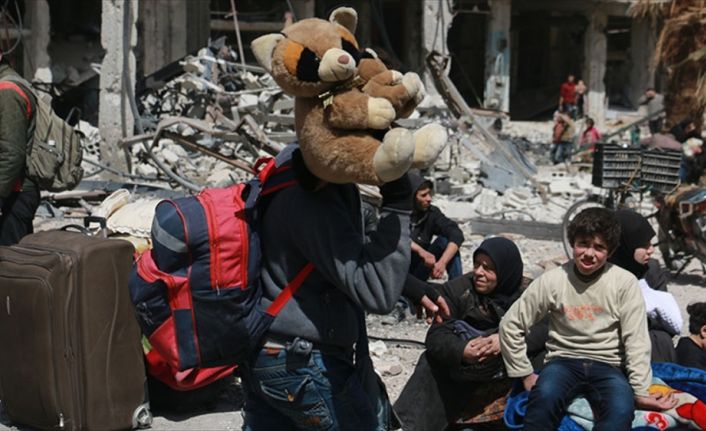 Suriye'deki Esed rejiminin ablukada tuttuğu Doğu Guta'dan ayrılmak zorunda kalanları