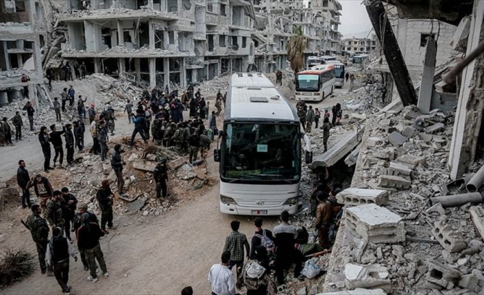 Suriye'de Esed rejiminin ablukada tuttuğu Doğu Guta'dan ayrılmak zorunda kalanları