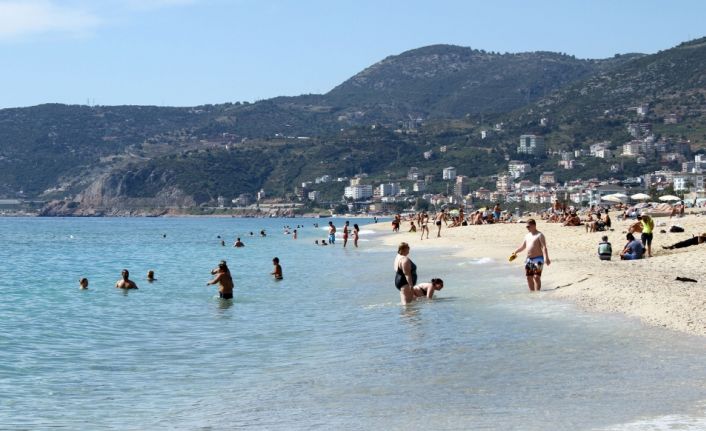 Antalya’nın Alanya ilçesinde sıcak ve güneşli havayı fırsat bilen yerli
