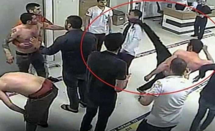 Samsun’da hastanede doktora uçan tekme atan şahıs yeniden tutuklandı. 