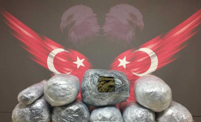 Mersin’de bir doktora ait otomobilin bagajında 44 kilogram esrar bulundu.
