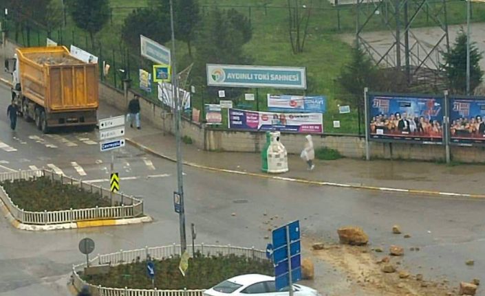 İstanbul Pendik’te seyir halindeki hafriyat kamyonundan dökülen taşlar, kazaya davetiye