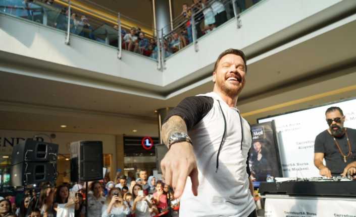 Bursa’da sahne alan ünlü şarkıcı Sinan Akçıl, dolara karşı olduğunu,