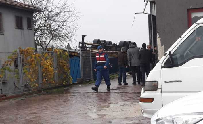 Bursa’nın İnegöl ilçesinde bir mobilya fabrikasında çalışan 3 işçi, malzeme