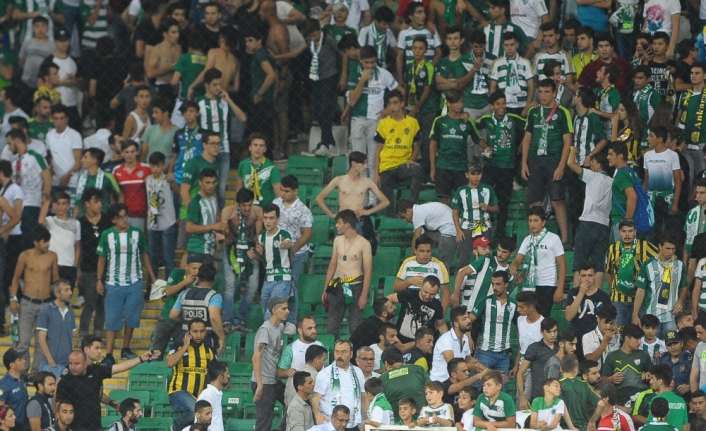 Bursaspor’un Ankaragücü ile oynadığı dostluk maçında yeşil-beyazlı taraftarlar arasında kavga