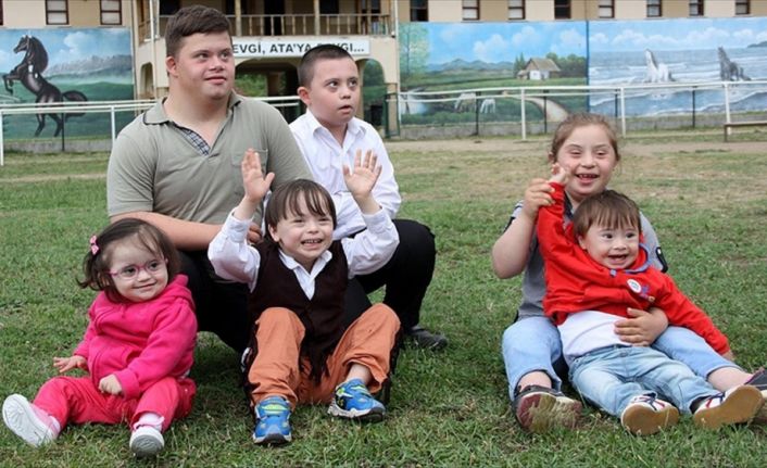 Down sendromlu çocukların sürekli gülümseyen bir yüz ifadesine sahip olmalarının