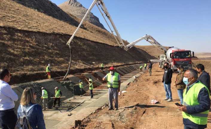 Erzincan’ın Tercan ilçesindeki Baraj gölünden sulama suyunu kullanan çiftçilerin sorunsuz