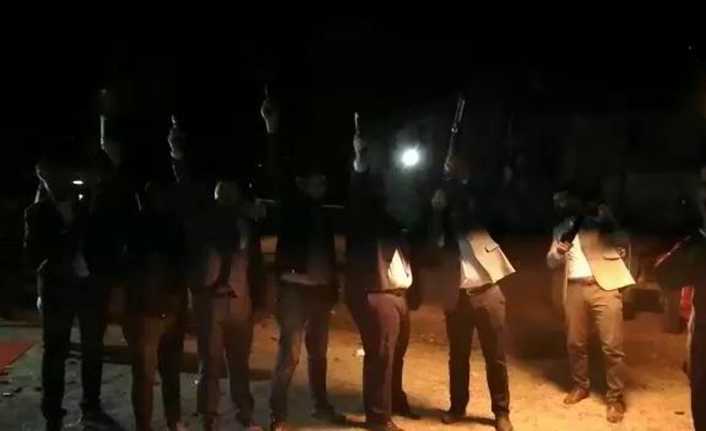 Çorum’da bir düğünde genç bir grup, herkesin hayatını tehlikeye atarak