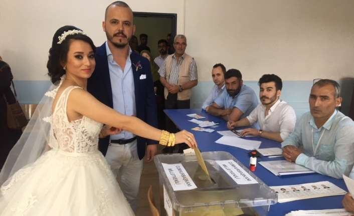 Bursa’da çiçeği burnunda bir çift, düğün öncesi sandığa koşarak vatandaşlık