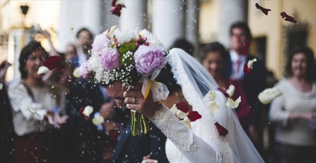 Evlenmek isteyen çiftlerin düğün töreni, kına gecesi, davetiye, nikah şekeri,