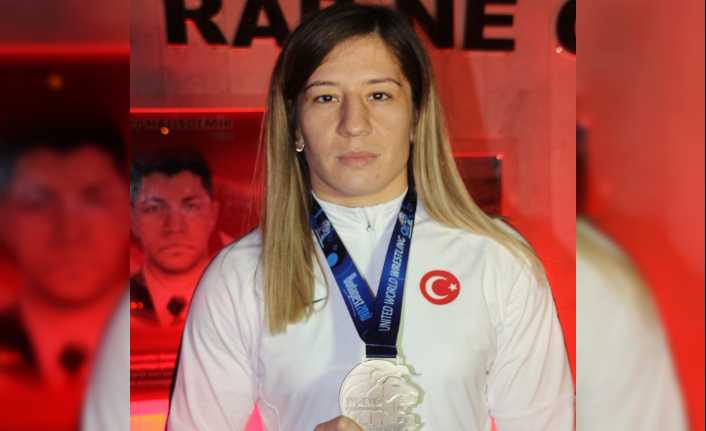 Macaristan’ın başkenti Budapeşte’de düzenlenen Dünya Güreş Şampiyonası’nda ikinci olan Yasemin