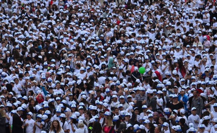 Dünya Süt İçme rekoru Balıkesir’de kırıldı. 3 bin 410 öğrenci