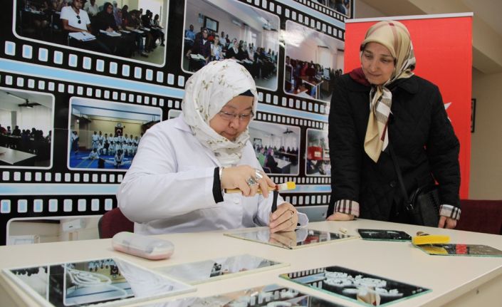 Düzce Halk Eğitim Merkezinde gerçekleştirilen ayna süsleme sanatı dünyada sadece