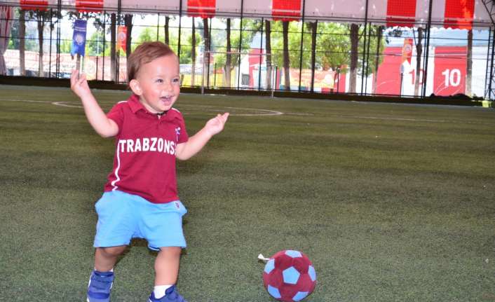 Trabzonspor ile henüz altı aylıkken sözleşme imzalayarak dünyanın en genç