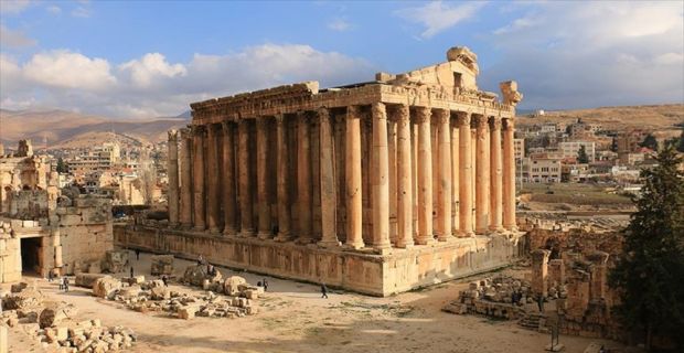 Lübnan'ın doğusundaki Beka Vadisi'nde yer alan tarihi Baalbek tapınak şehri,