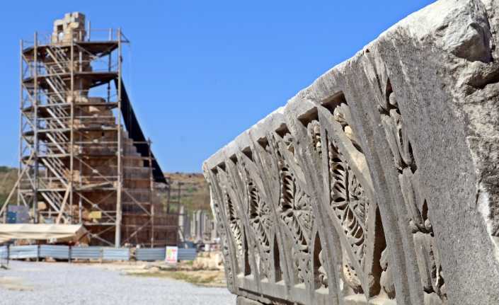 Antalya Perge Antik Kenti’nde yürütülen kazı çalışmalarında bulunan ve bin