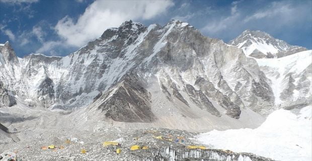 Nepal, dünyanın zirvesi kabul edilen Everest'e tek başına tırmanan dağcılara