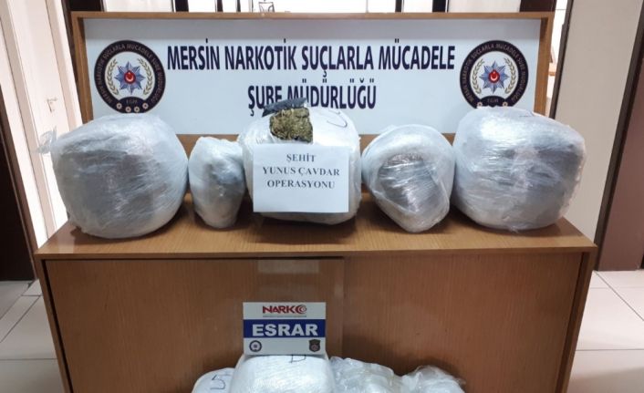 Mersin’de bir kamyonda yapılan aramada alçı çuvallarının içine gizlenmiş 65