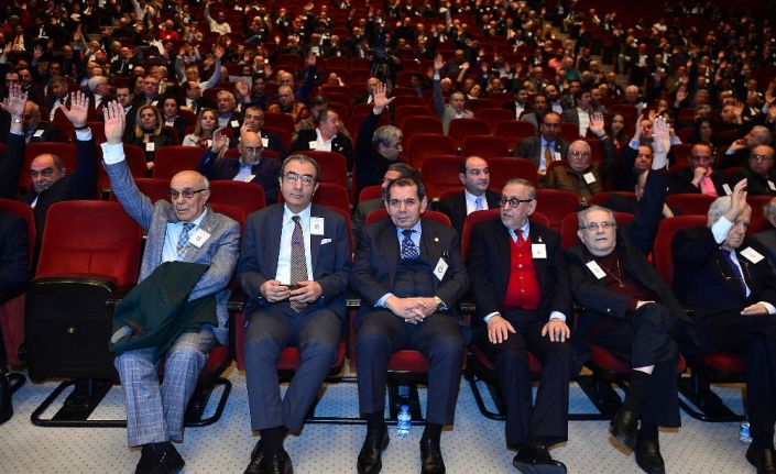 Galatasaray eski başkanı Dursun Özbek, yapılan oylamada oy çokluğu ile