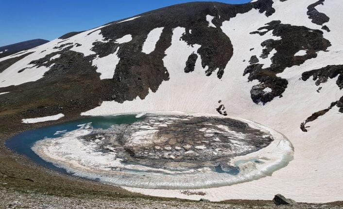 Bursa’nın hayat kaynağı olan Uludağ’daki göller doğa meraklılarını büyülemeye devam