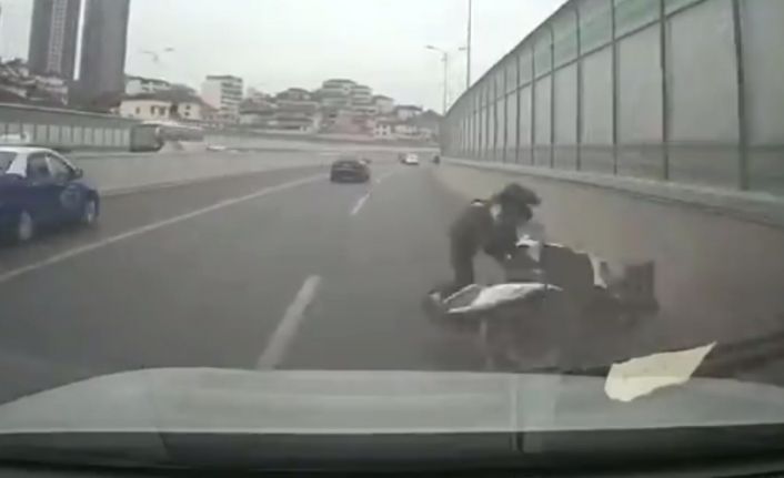 Çin’de yol ayrım duvarına çarpan motosikletli, otomobilin altında kalarak ağır