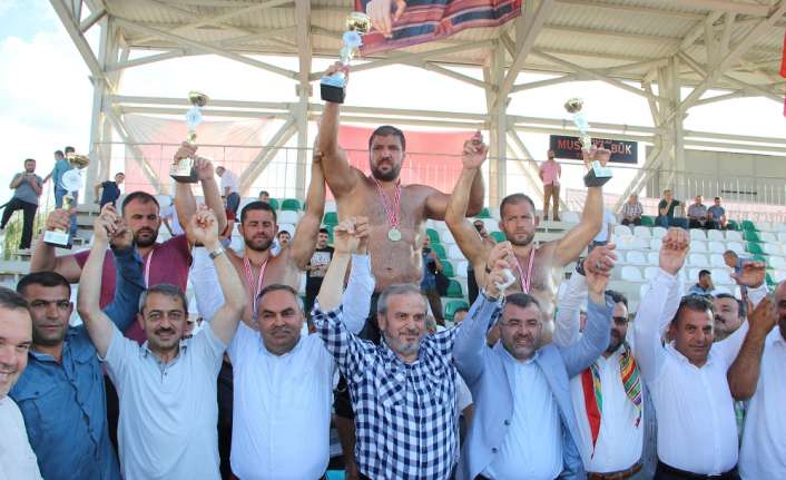 Düzce Belediyesi 12. Yağlı Pehlivan Güreşleri’nde finalde Serhat Balcı’yı yenen