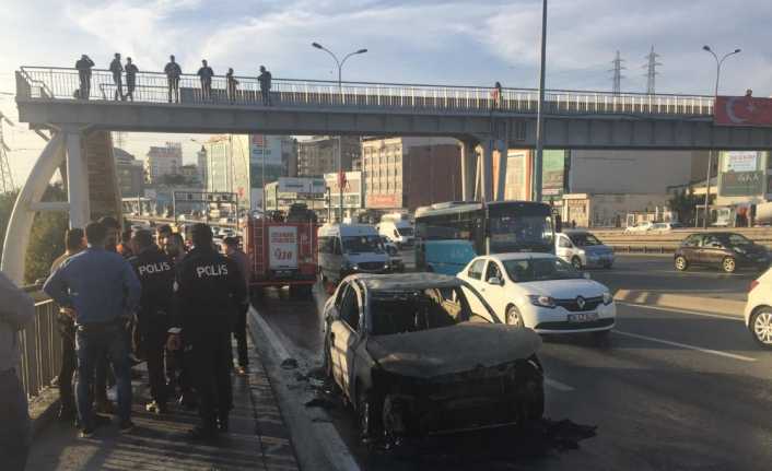 E-5 Otoyolu Saadetdere Mevkii’nde bir otomobilde bilinmeyen bir nedenden yangın