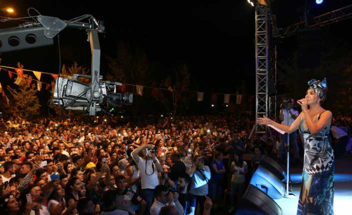 Kahramanmaraş’ın Pazarcık ilçesinde düzenlenen 1. Peynir Festivalinin kapanış gününde ünlü