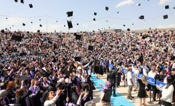 Erzincan Binali Yıldırım Üniversitesi 2021-2022 Akademik Yılı mezunları, düzenlenen mezuniyet
