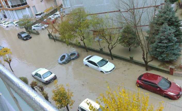EDİRNE (İHA) - Edirne’de, sağanak yağış yaşamı olumsuz etkiledi. 
