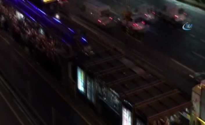 Edirnekapı metrobüs durağında akşam saatlerinde yaşanan insan seli kameraya yansıdı.