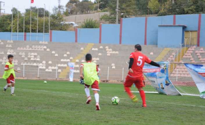 Gençlik ve Spor Bakanlığının "Futbolun Efsaneleri Gençlerle Buluşuyor" projesi kapsamında,