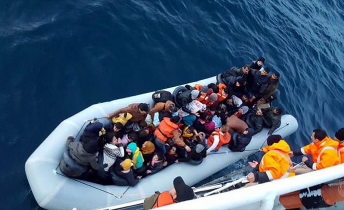 İzmir ve Aydın açıklarında yasa dışı yollardan Yunanistan'a geçmeye çalışan