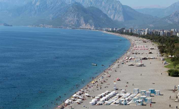 Antalya’da turistler Ekim ayında deniz keyfi yaşıyor.