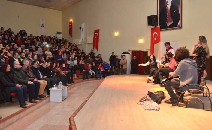 EKM Tiyatro ekibi not aldı Erzincan Valiliği İl Kültür ve Turizm Müdürlüğü “EKM” Tiyatro ekibi