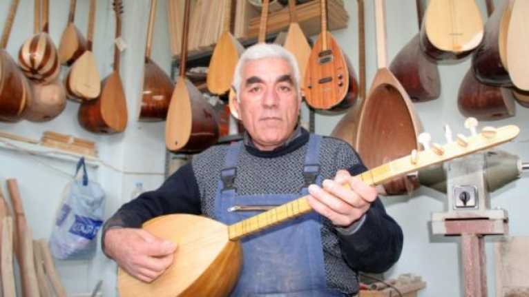 El emeği bağlama üretimi son demlerini yaşıyor Erzincan'da yaşayan bağlama ustası 30 yıldır saz üstatları için bağlama