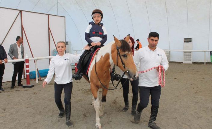 Elazığ Hipodromunda otizmli, fiziksel ve zihinsel engelli çocuklara at üzerinde
