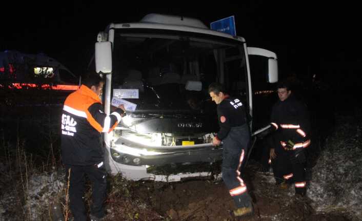 Elazığ’da yağış nedeniyle yoldan çıkan midibüsün şarampole uçması sonucunda 17