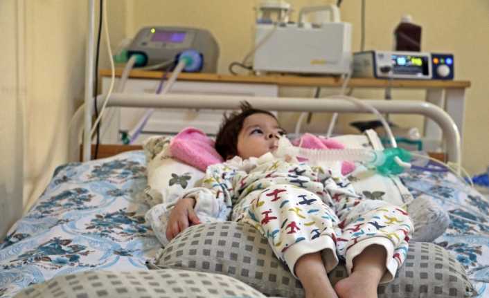 Antalya’da solunum cihazlarına bağlı yaşama tutunmaya çalışan 1.5 yaşındaki Spinal