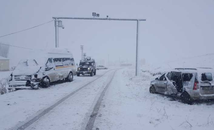 Ağrı’nın Eleşkirt ilçesinde öğretmenleri taşıyan servis minibüsü ile otomobilin çarpışması