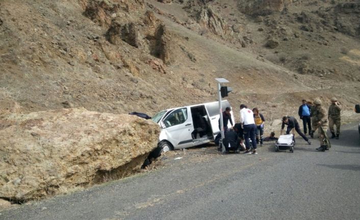 Ağrı’nın Eleşkirt ilçesinde meydana gelen trafik kazasında 5’i asker toplam