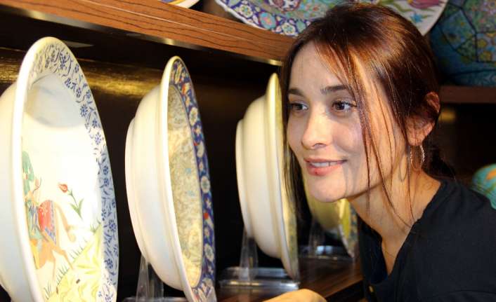 Ünlü şarkıcı Elif Kaya, Kütahya’da çini boyadı.