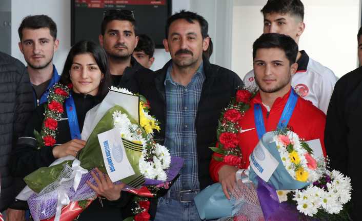Elvira Kamaloğlu için Erzincan Yıldırım Akbulut Havalimanı'nda karşılama töreni düzenlendi.